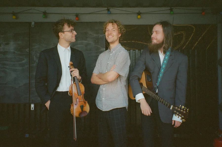 Folkemusiktrio Carol Supreme er energisk, legende og samtidig dybt musikalske
