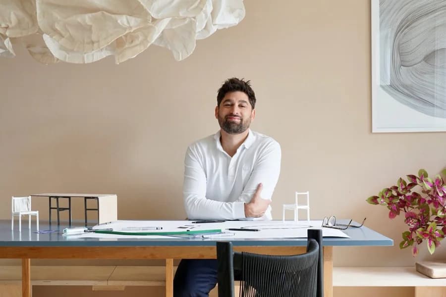 Mød arkitekt og møbeldesigner som netop har vundet Danmarks Næste Klassiker
